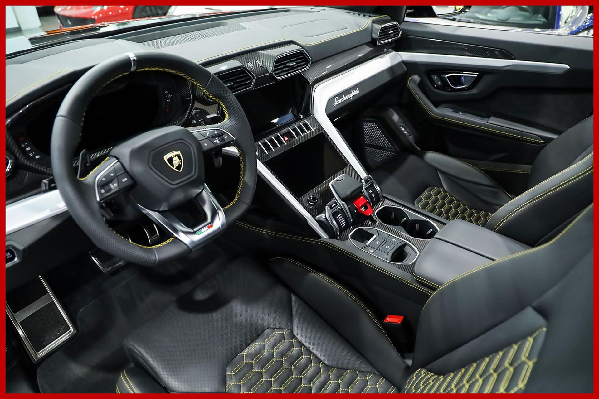 LAMBORGHINI Urus
