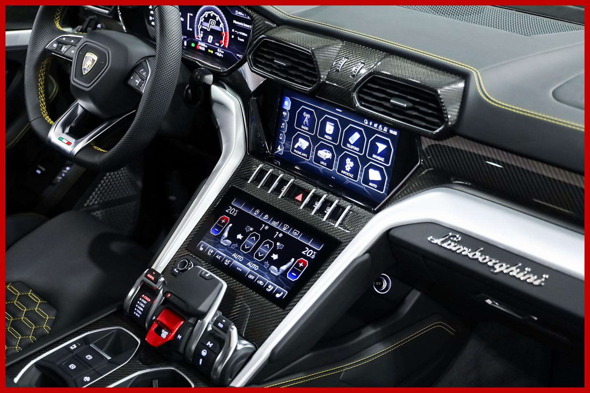 LAMBORGHINI Urus
