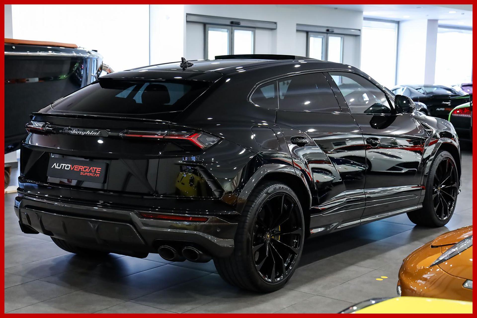 LAMBORGHINI Urus