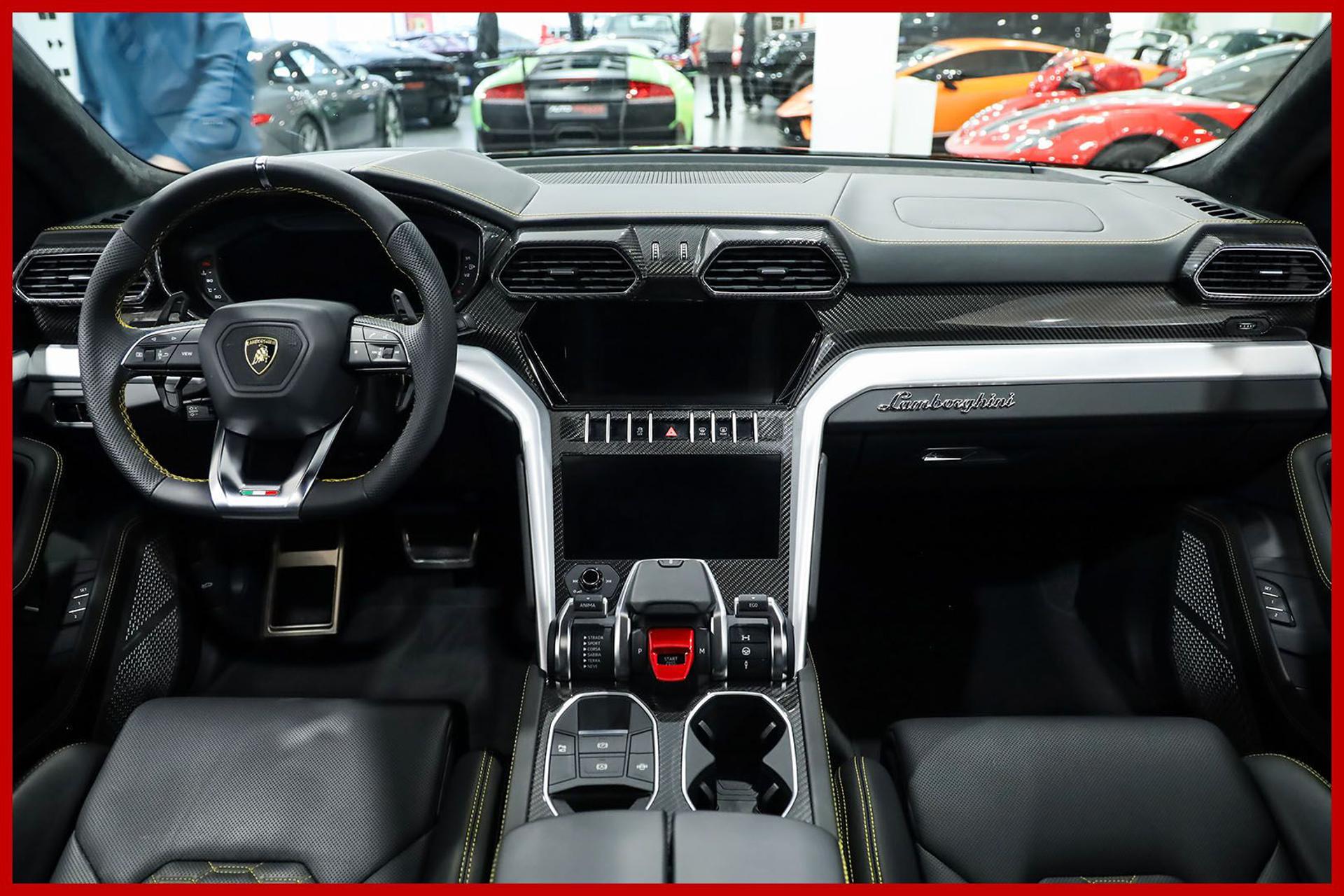 LAMBORGHINI Urus