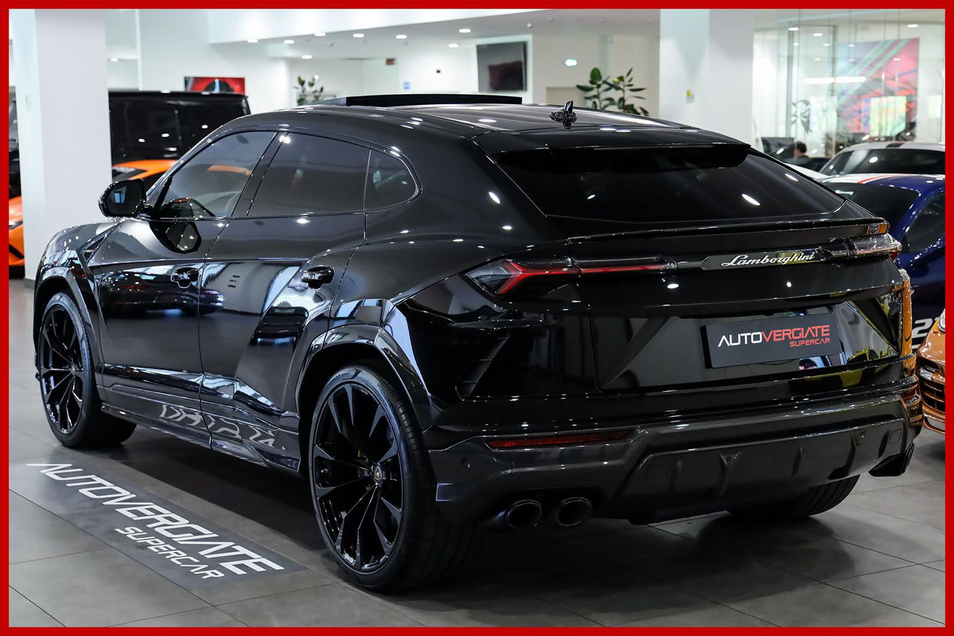 LAMBORGHINI Urus