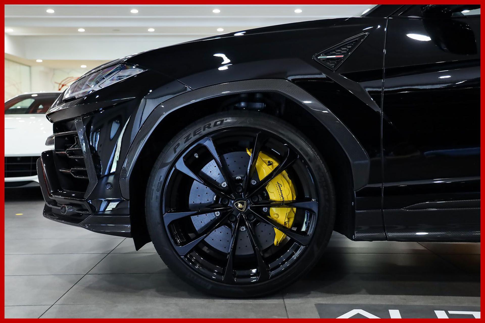 LAMBORGHINI Urus