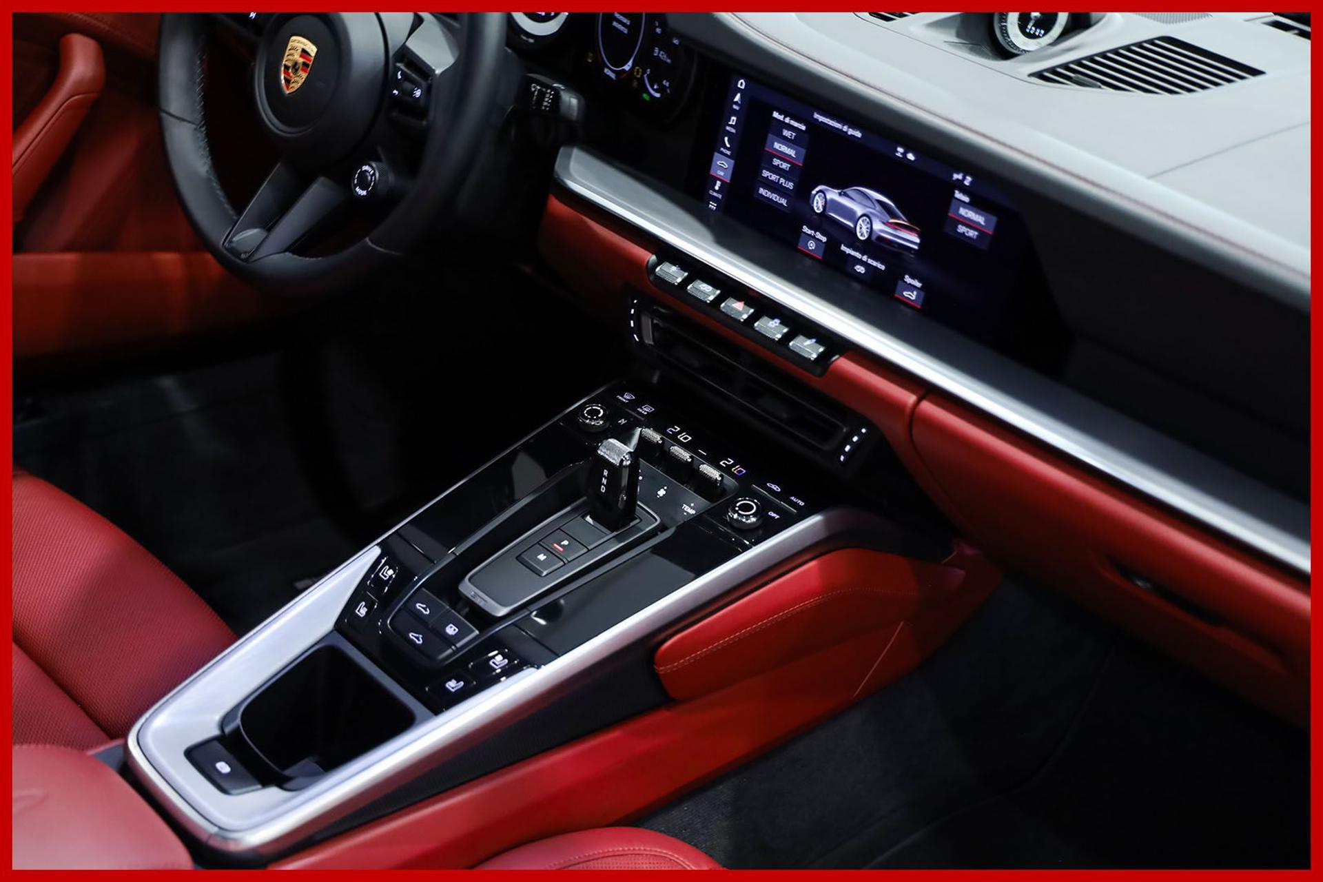 PORSCHE 992