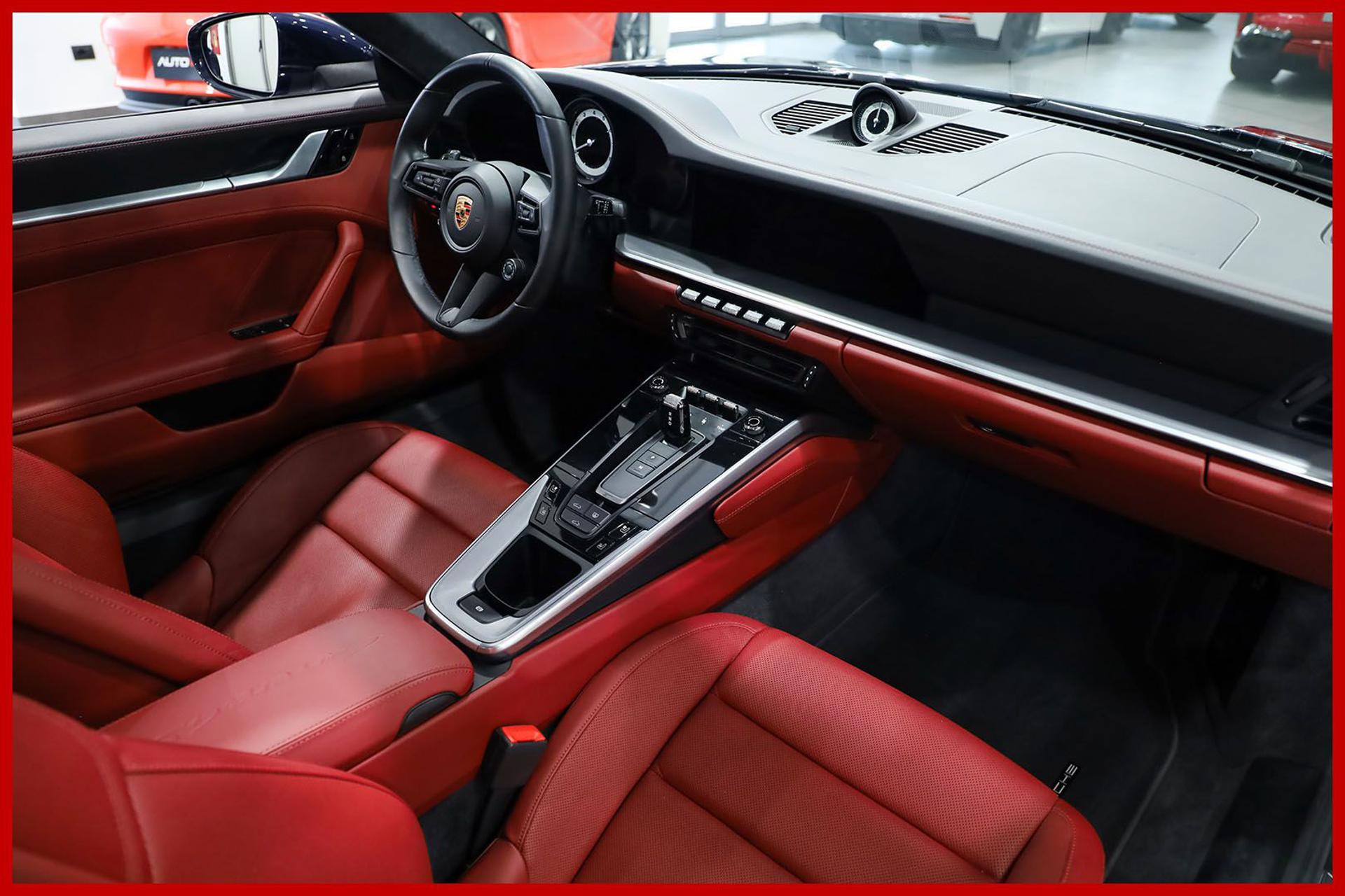 PORSCHE 992