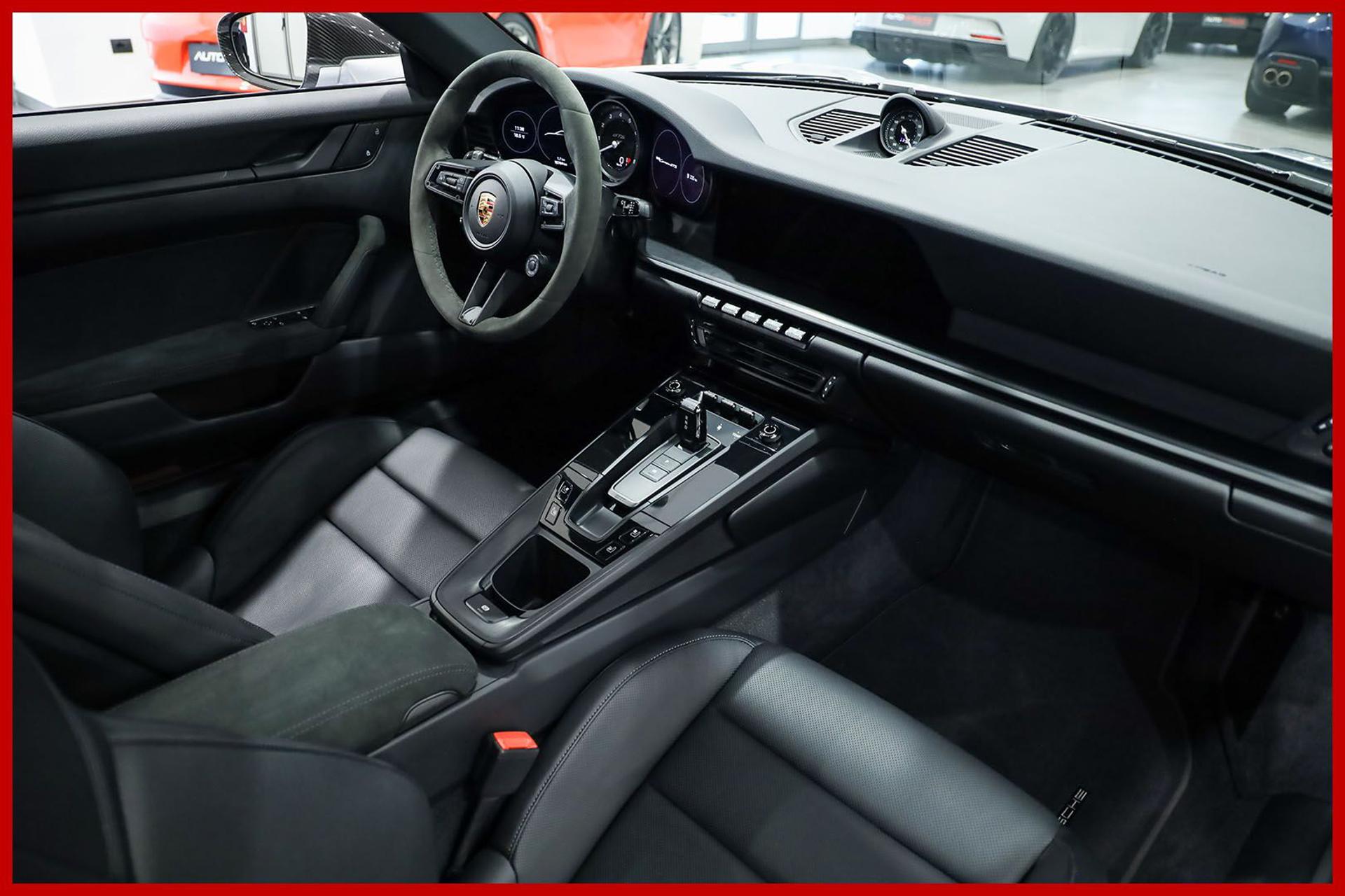 PORSCHE 992