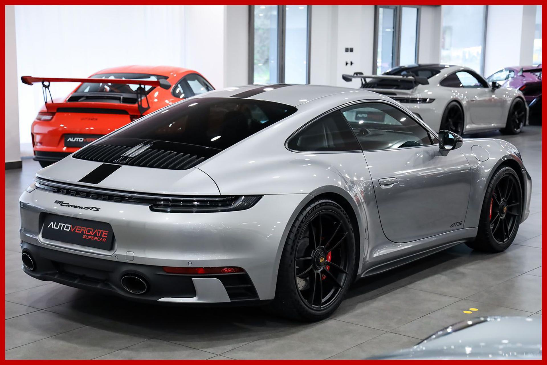 PORSCHE 992