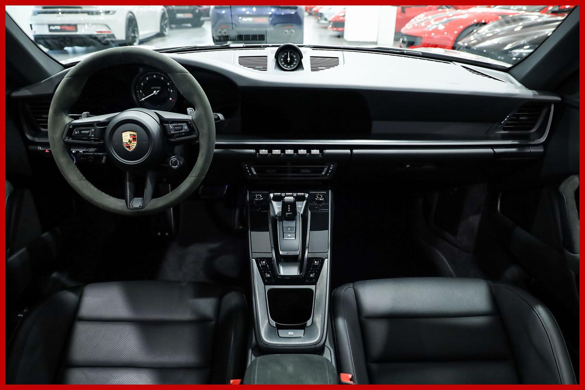 PORSCHE 992