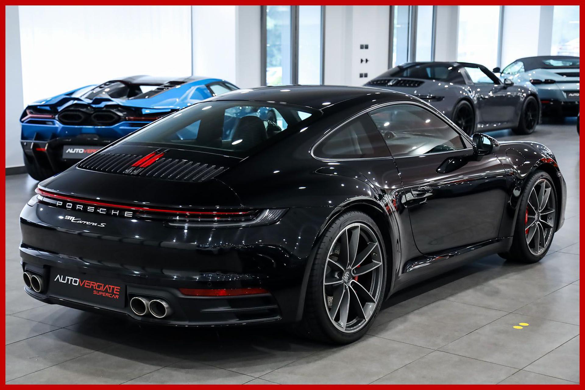PORSCHE 992