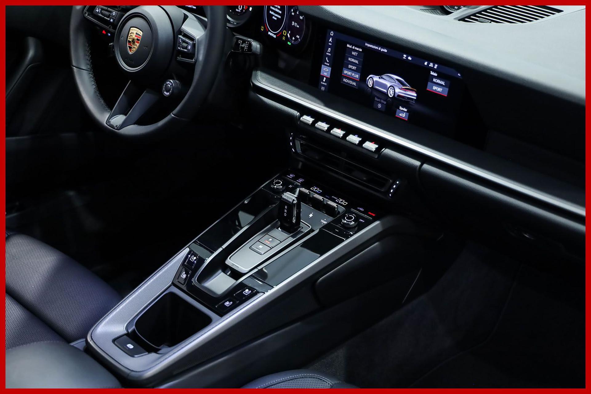 PORSCHE 992