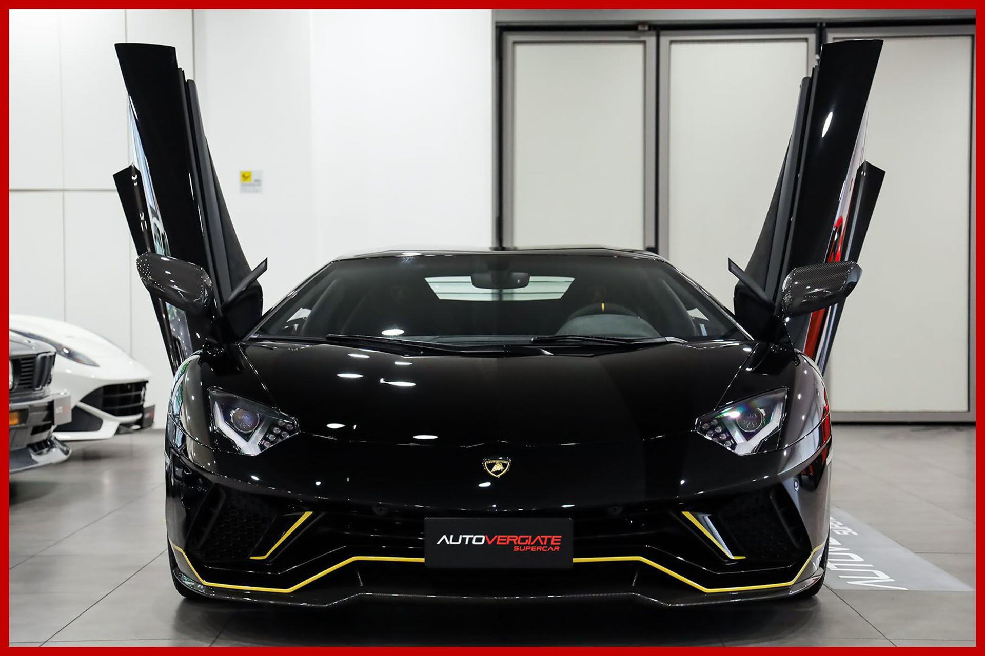 LAMBORGHINI Aventador