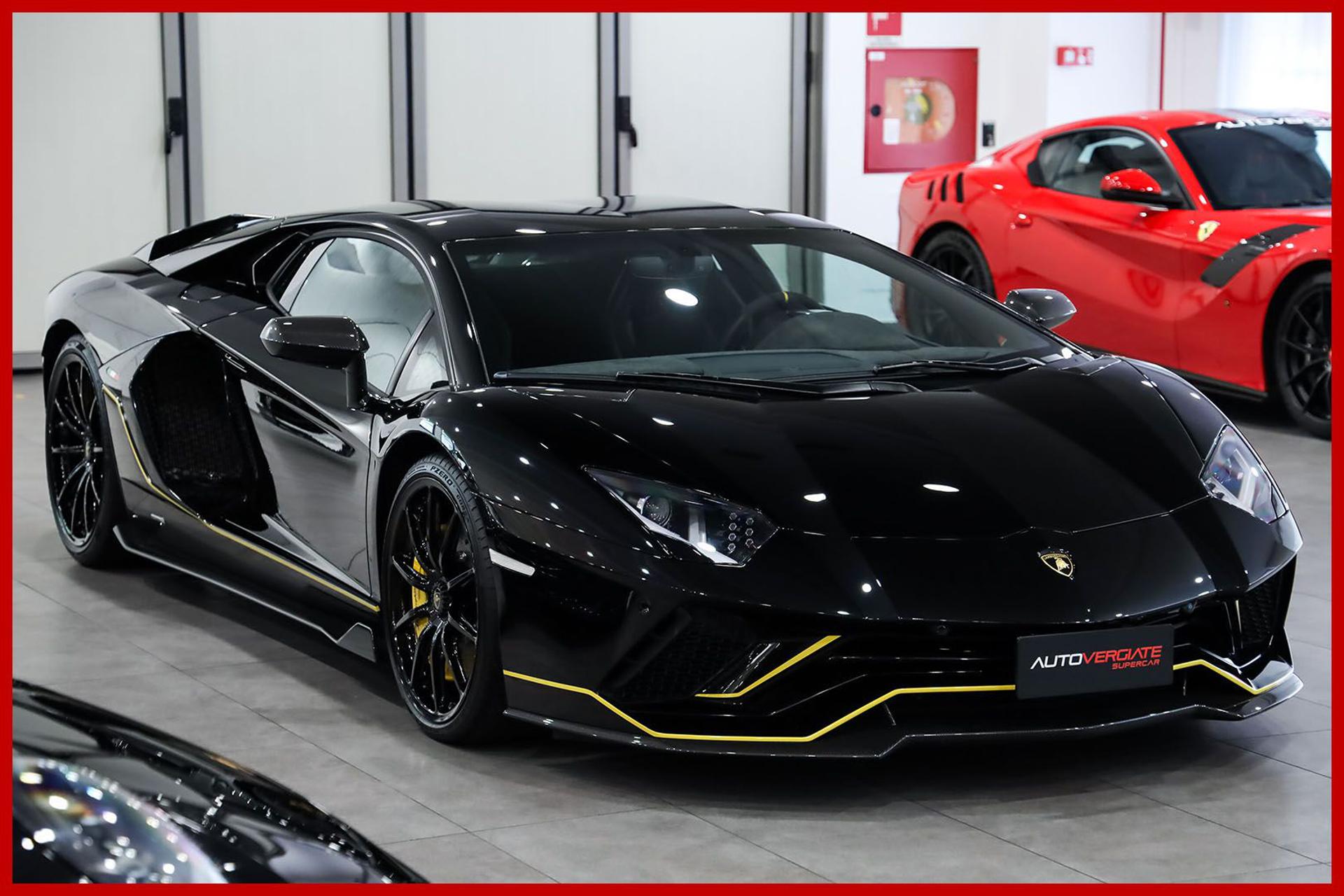 LAMBORGHINI Aventador