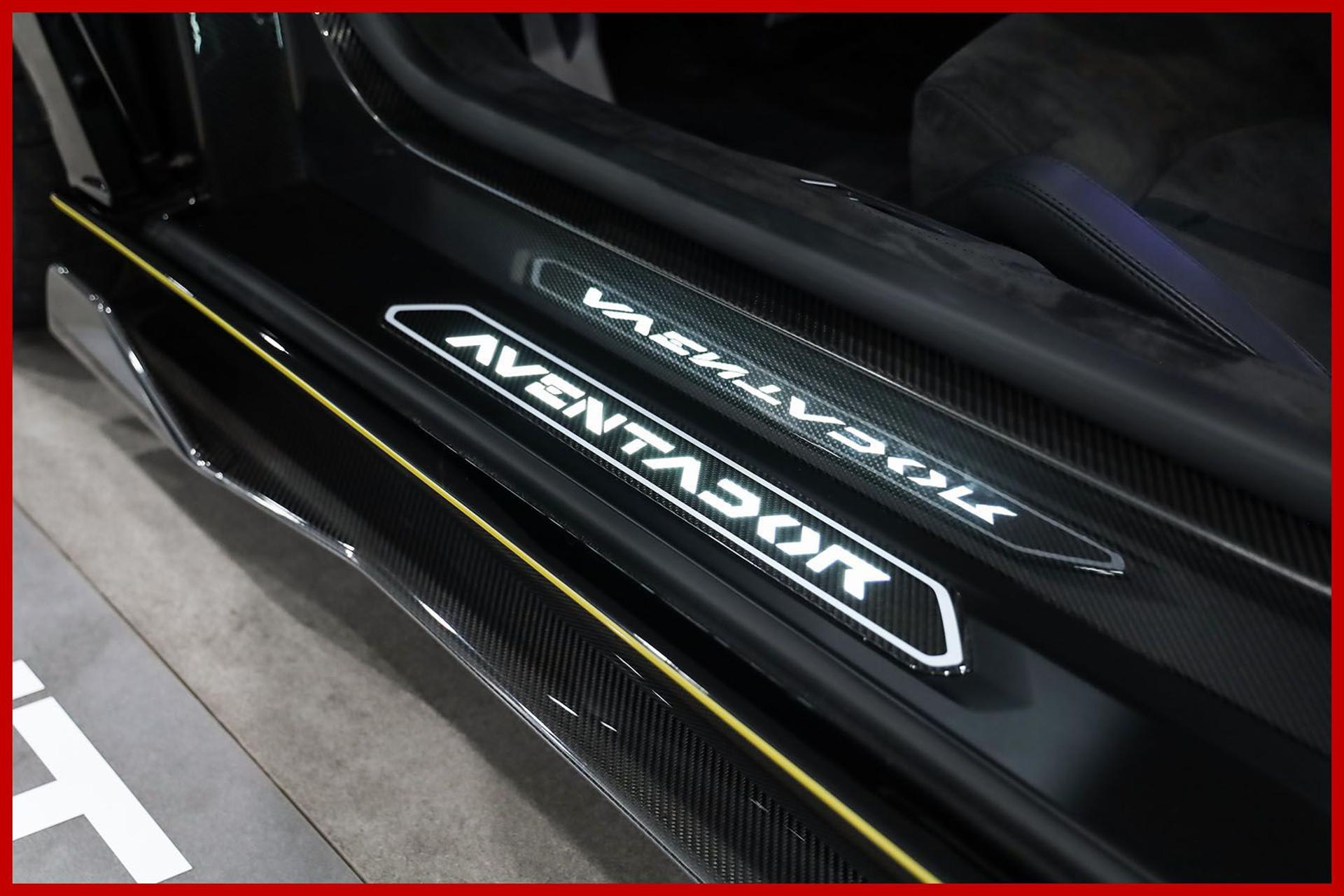 LAMBORGHINI Aventador