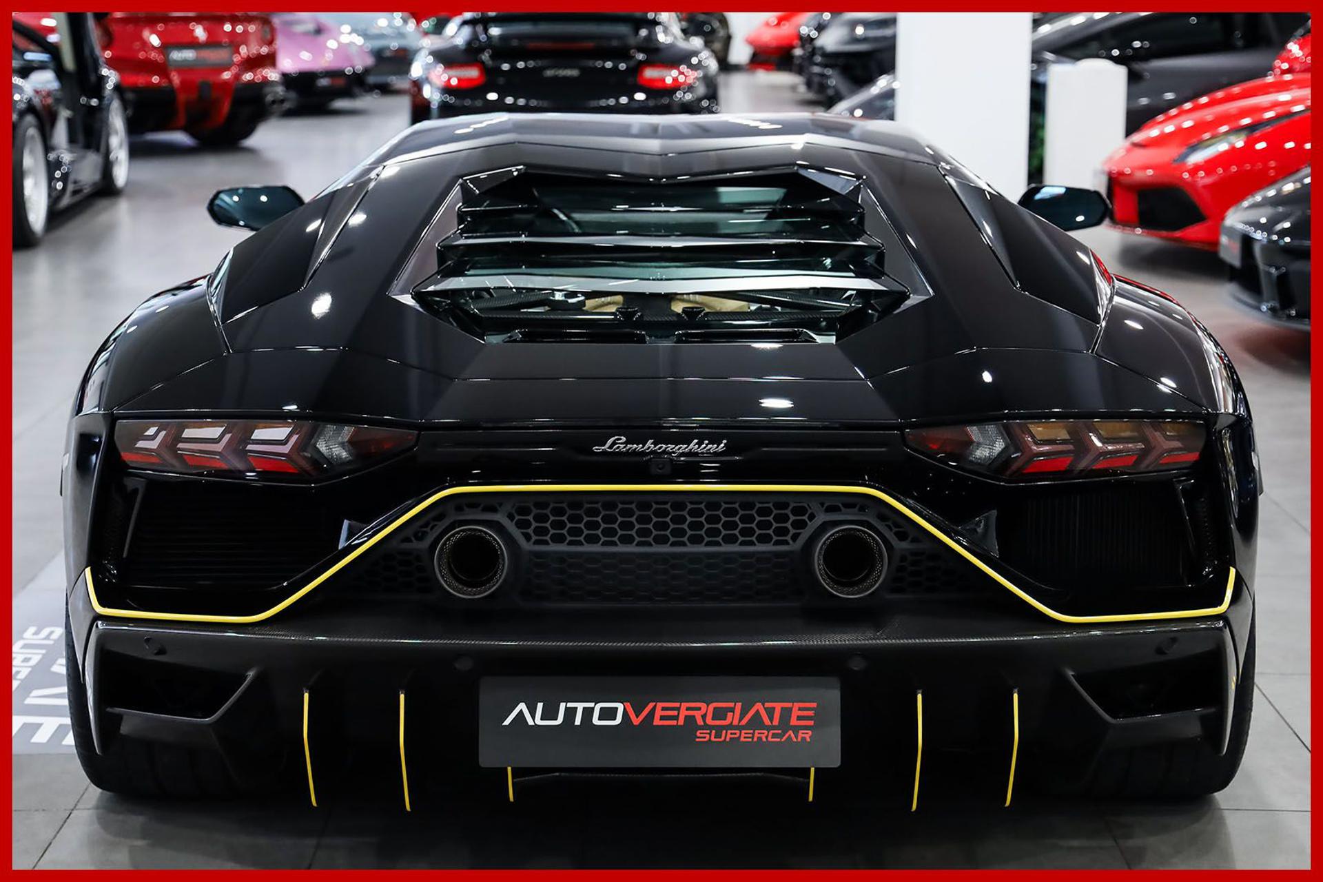 LAMBORGHINI Aventador