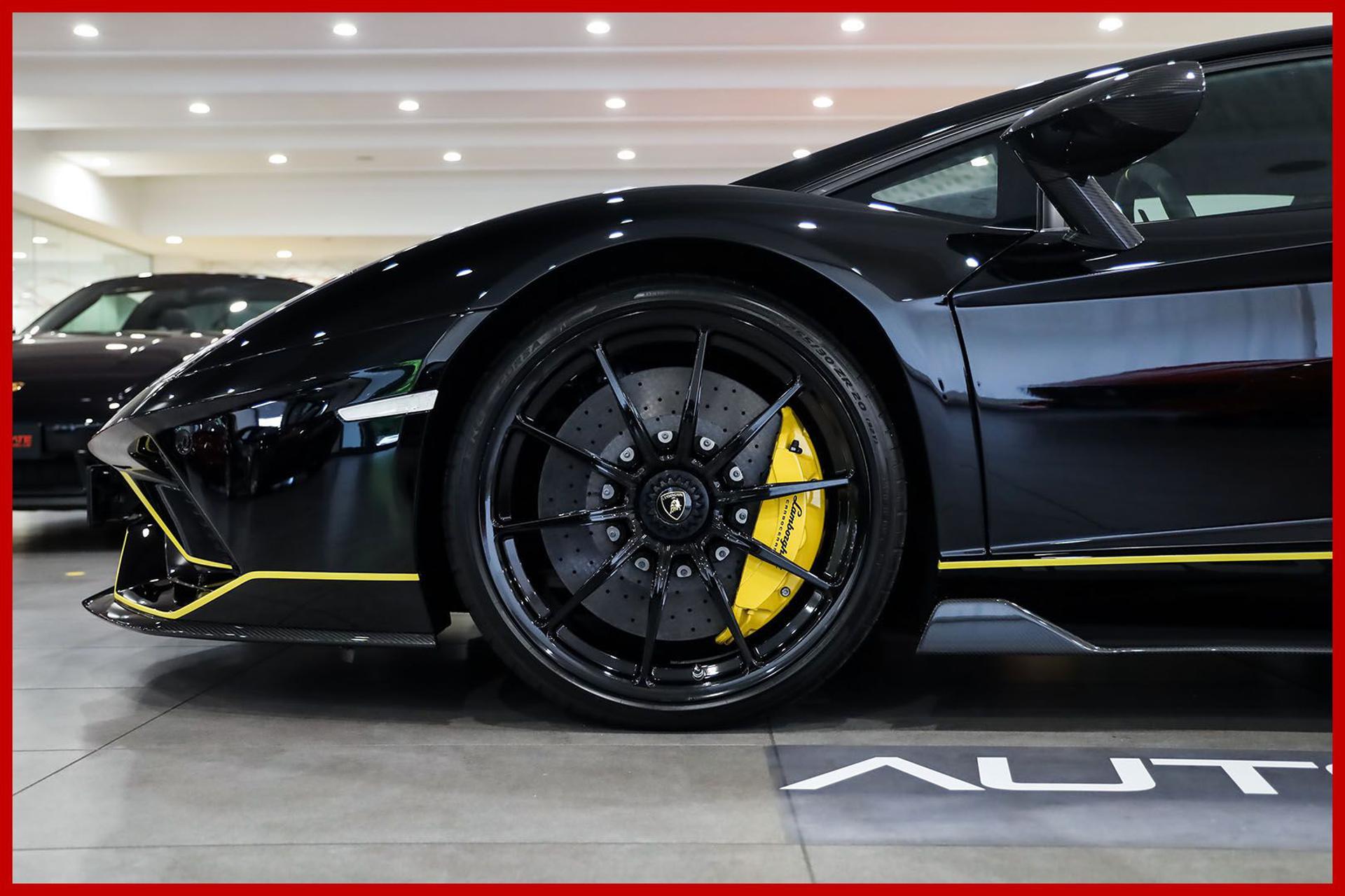 LAMBORGHINI Aventador