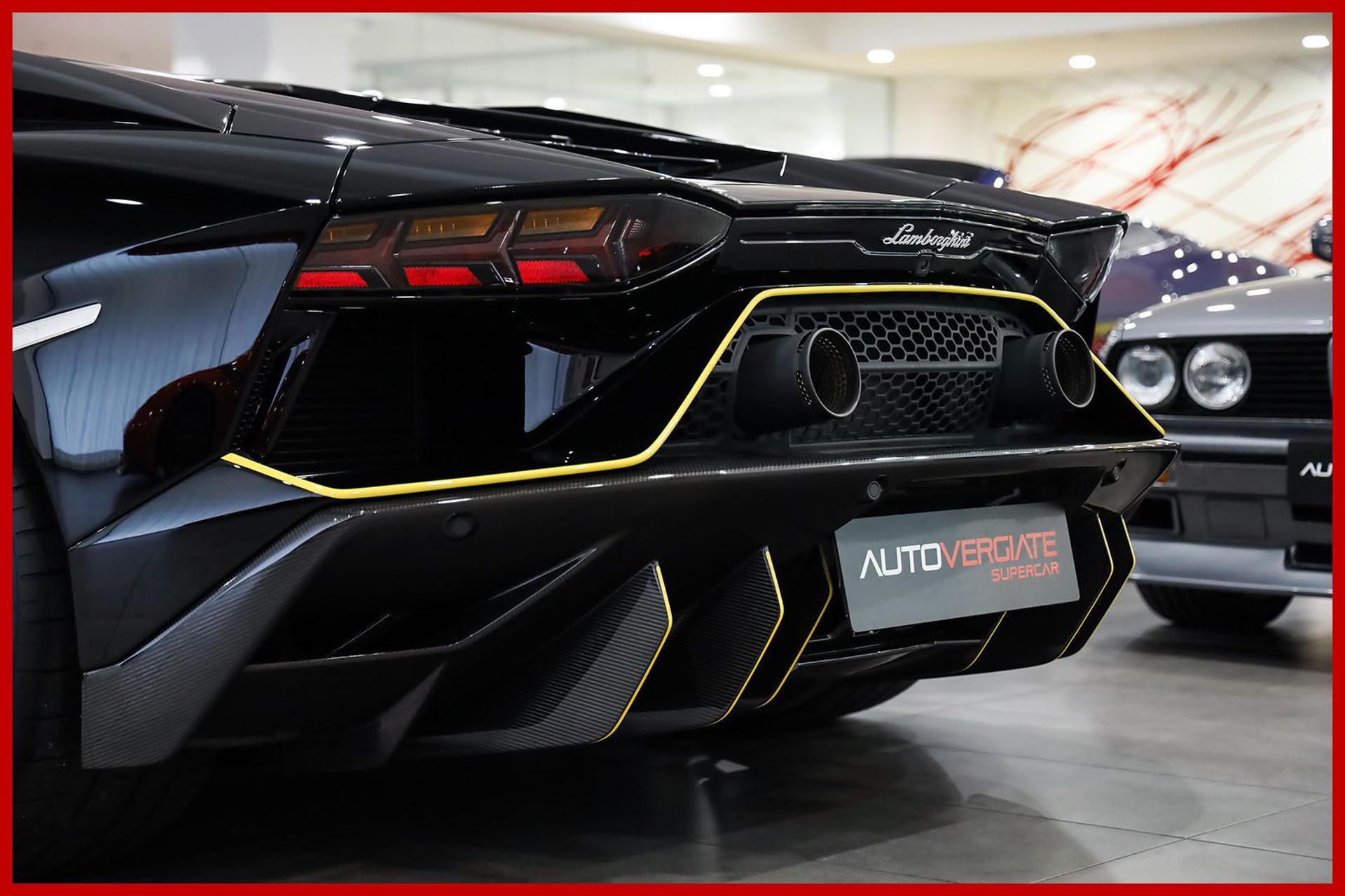 LAMBORGHINI Aventador