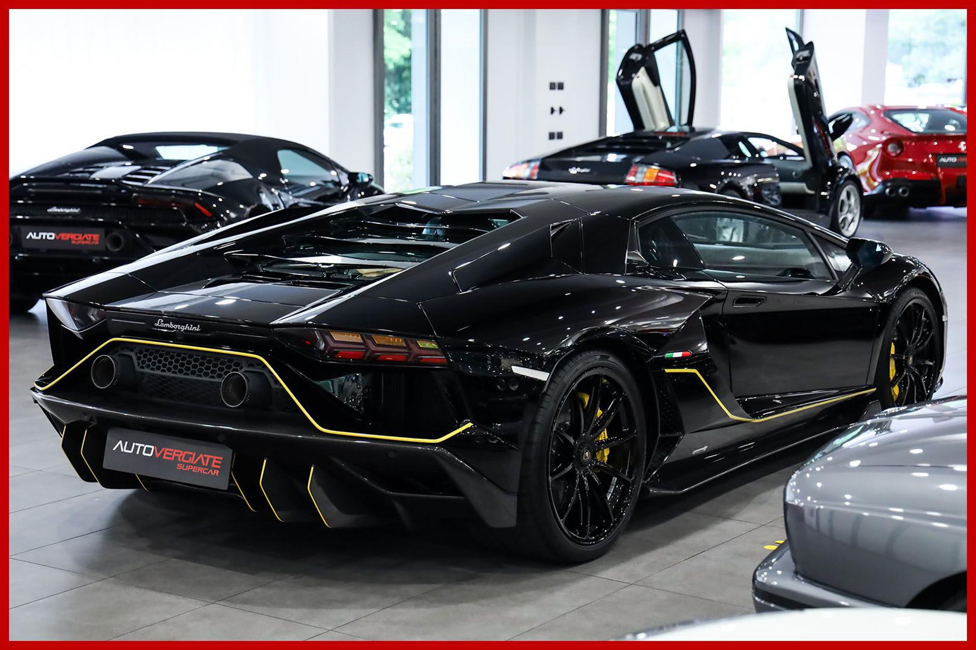 LAMBORGHINI Aventador