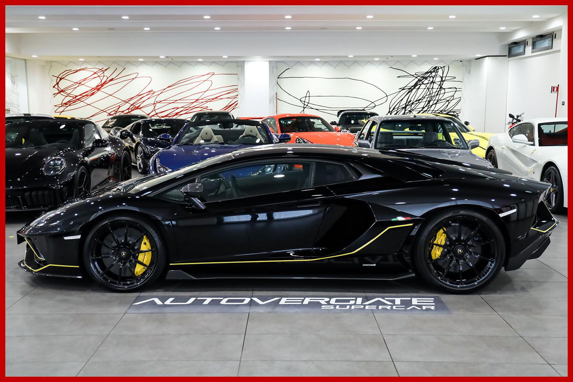 LAMBORGHINI Aventador