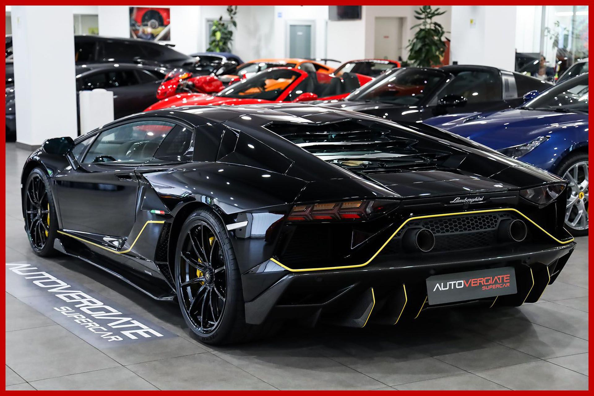 LAMBORGHINI Aventador