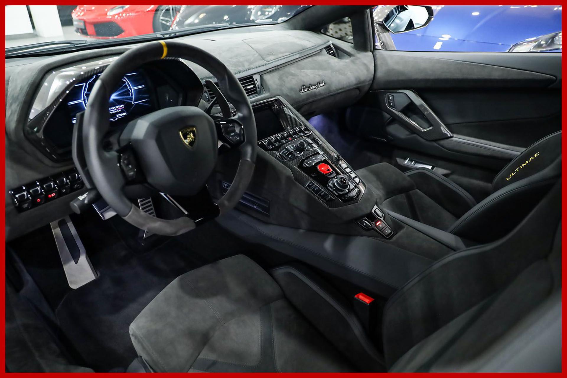 LAMBORGHINI Aventador