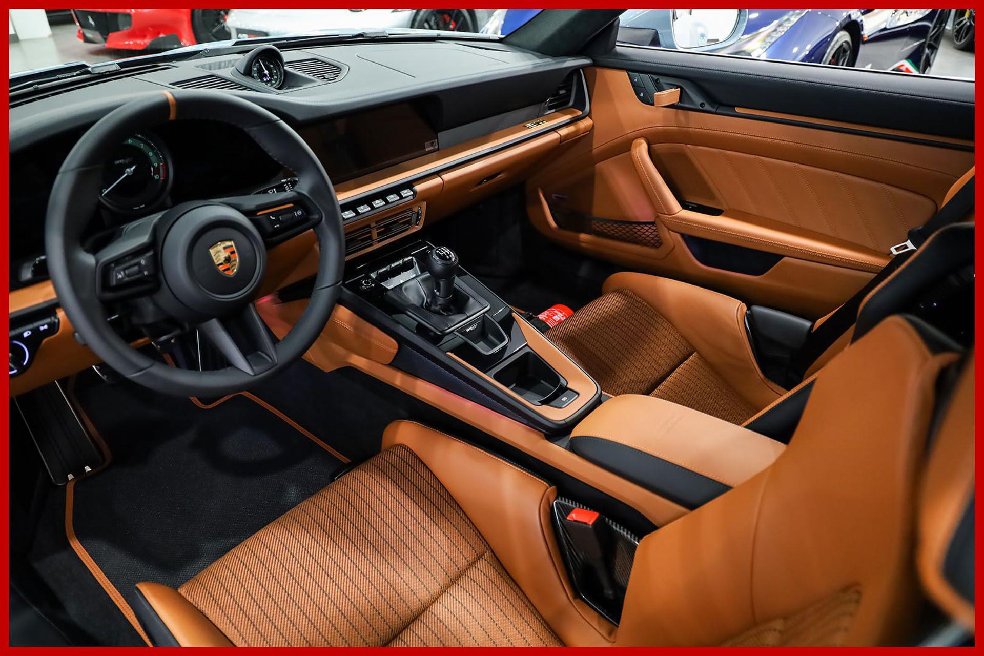 PORSCHE 992