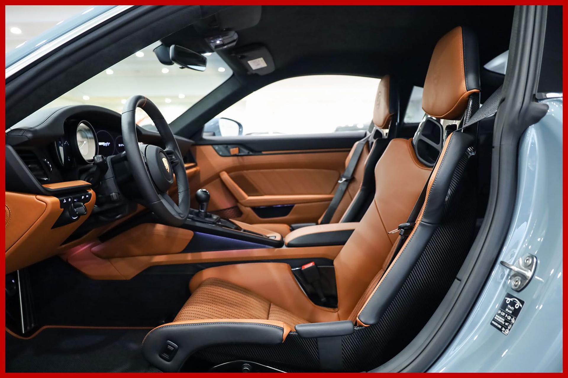 PORSCHE 992