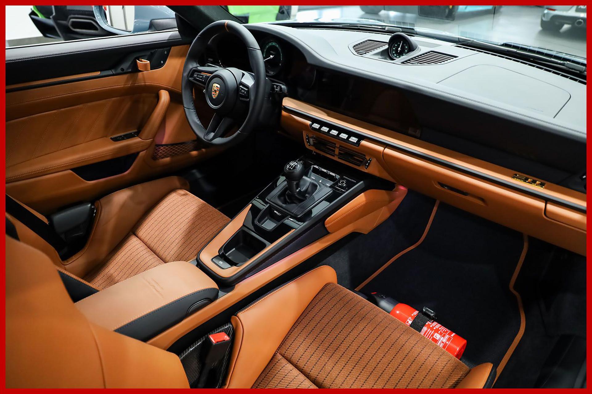PORSCHE 992