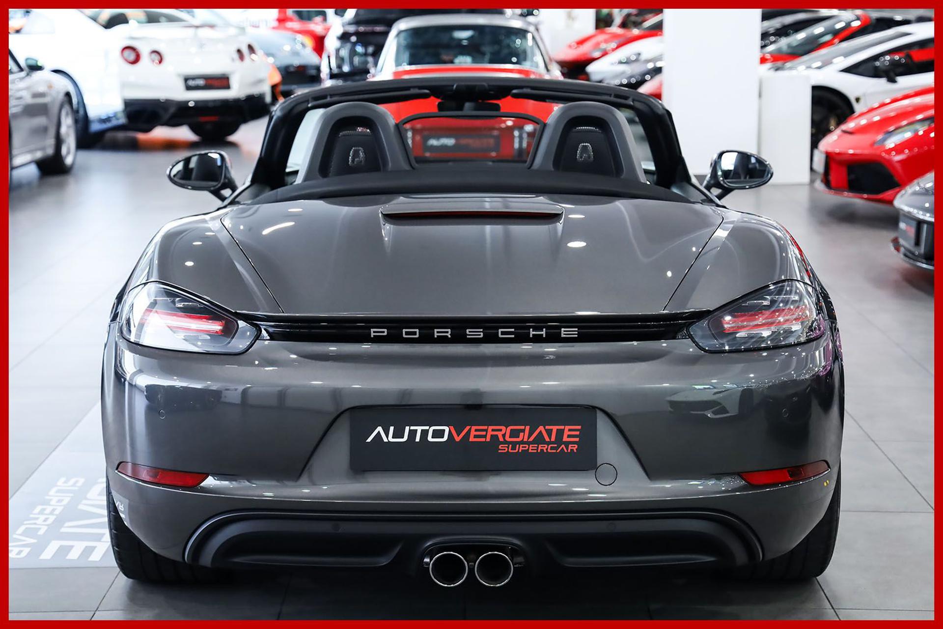 PORSCHE 718