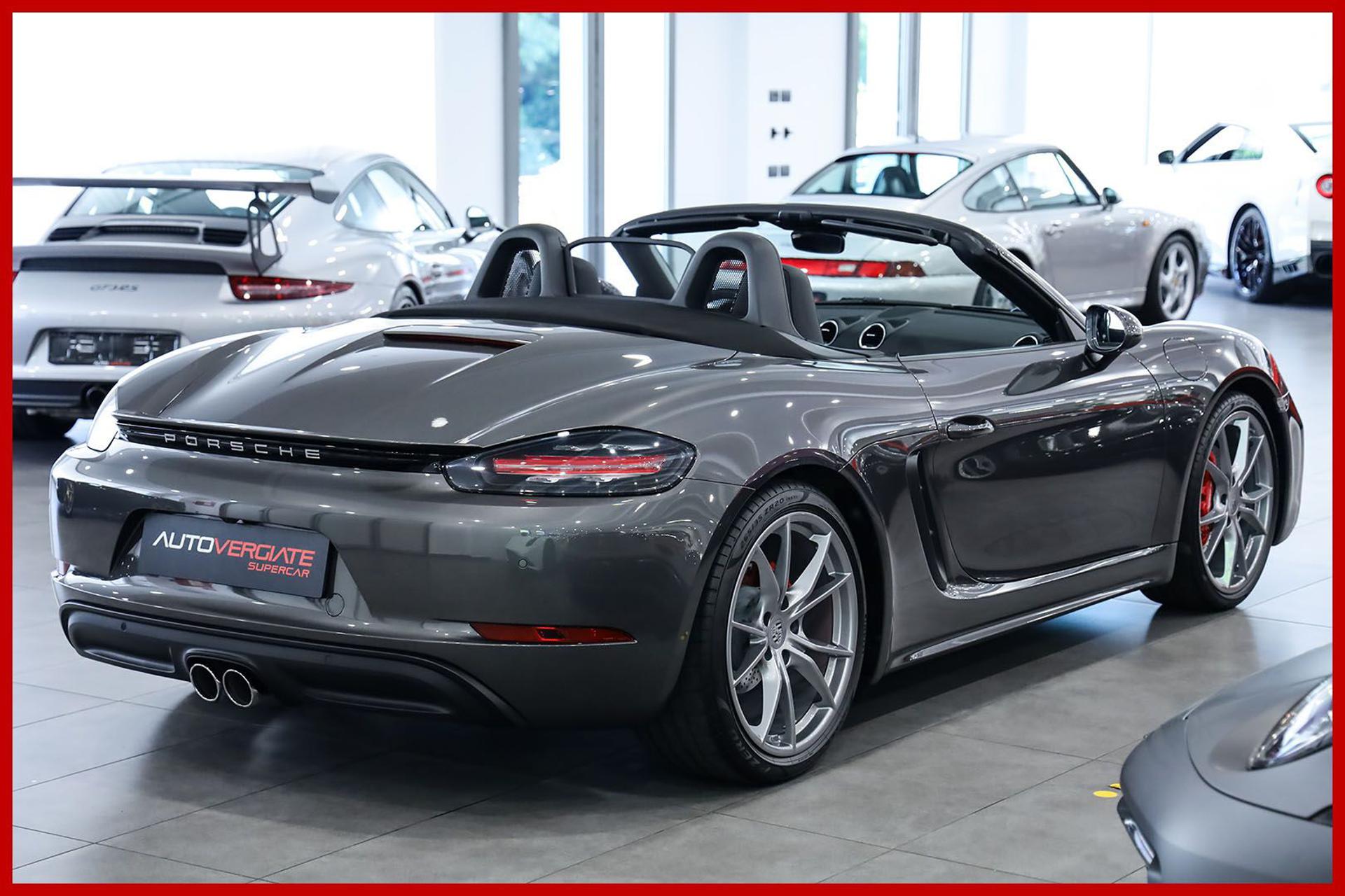 PORSCHE 718