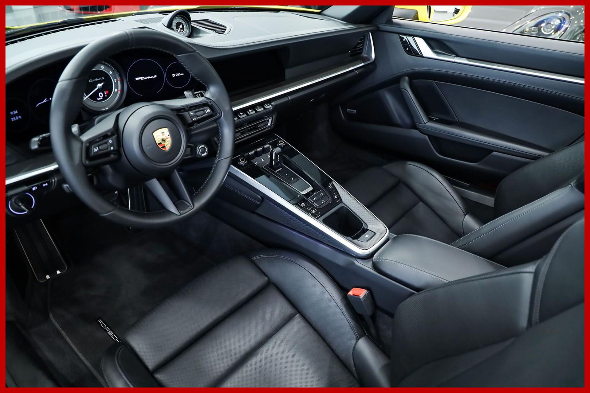 PORSCHE 992
