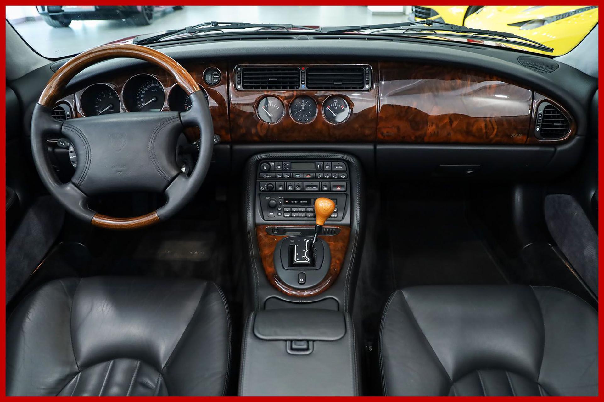 JAGUAR XK8