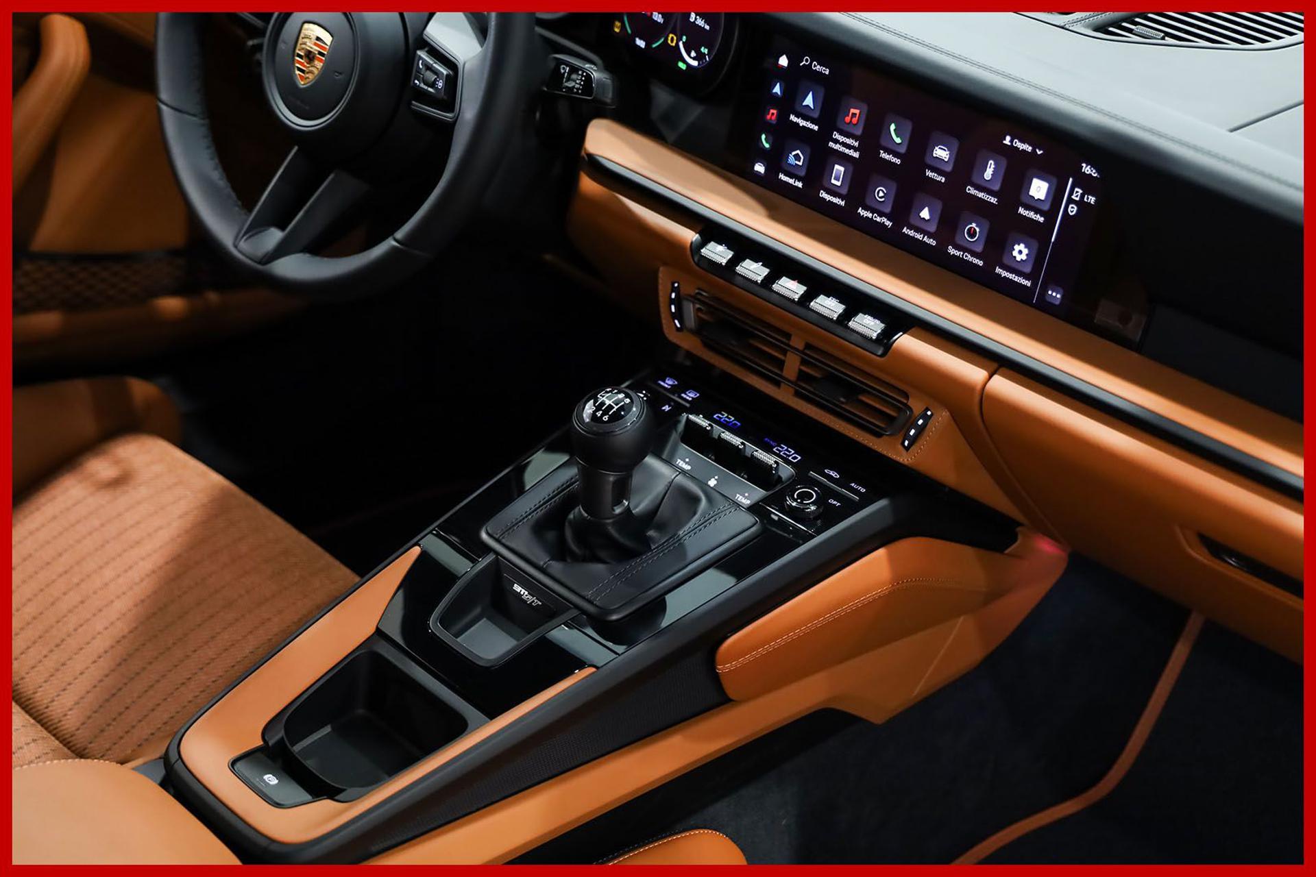 PORSCHE 992