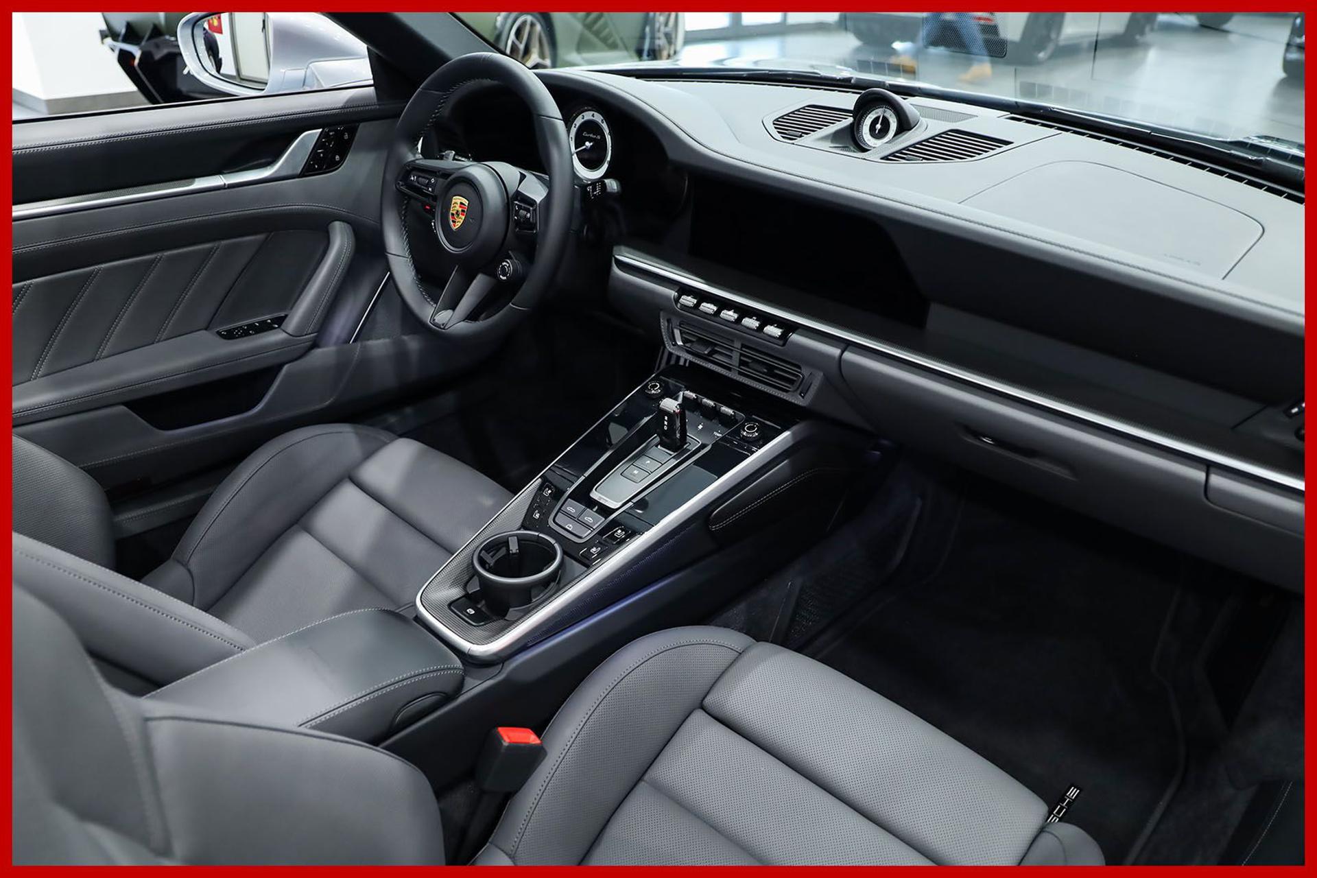 PORSCHE 992
