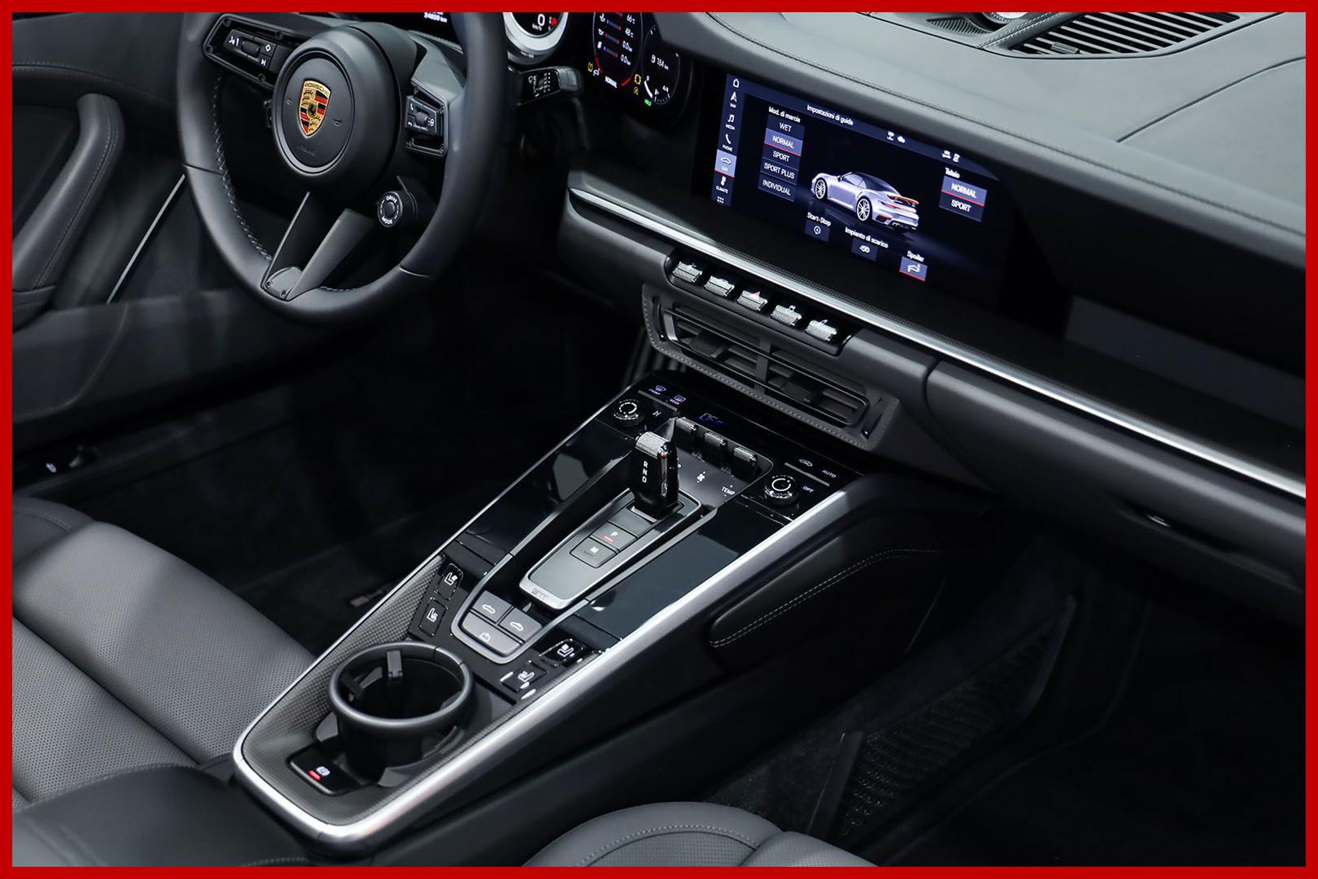 PORSCHE 992