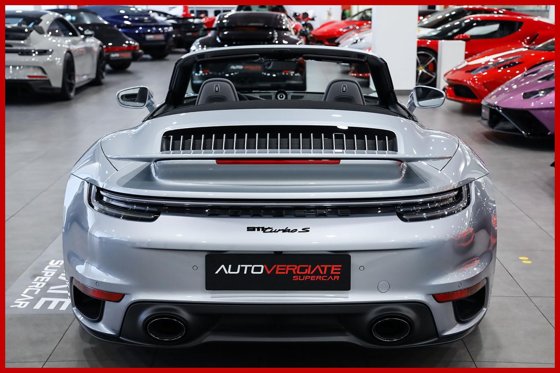 PORSCHE 992