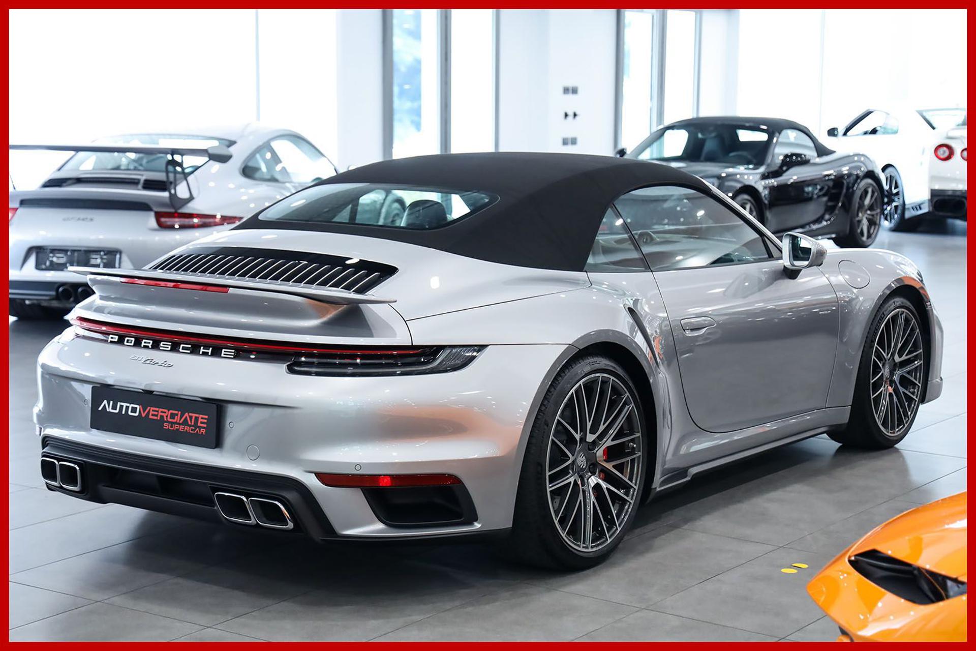 PORSCHE 992
