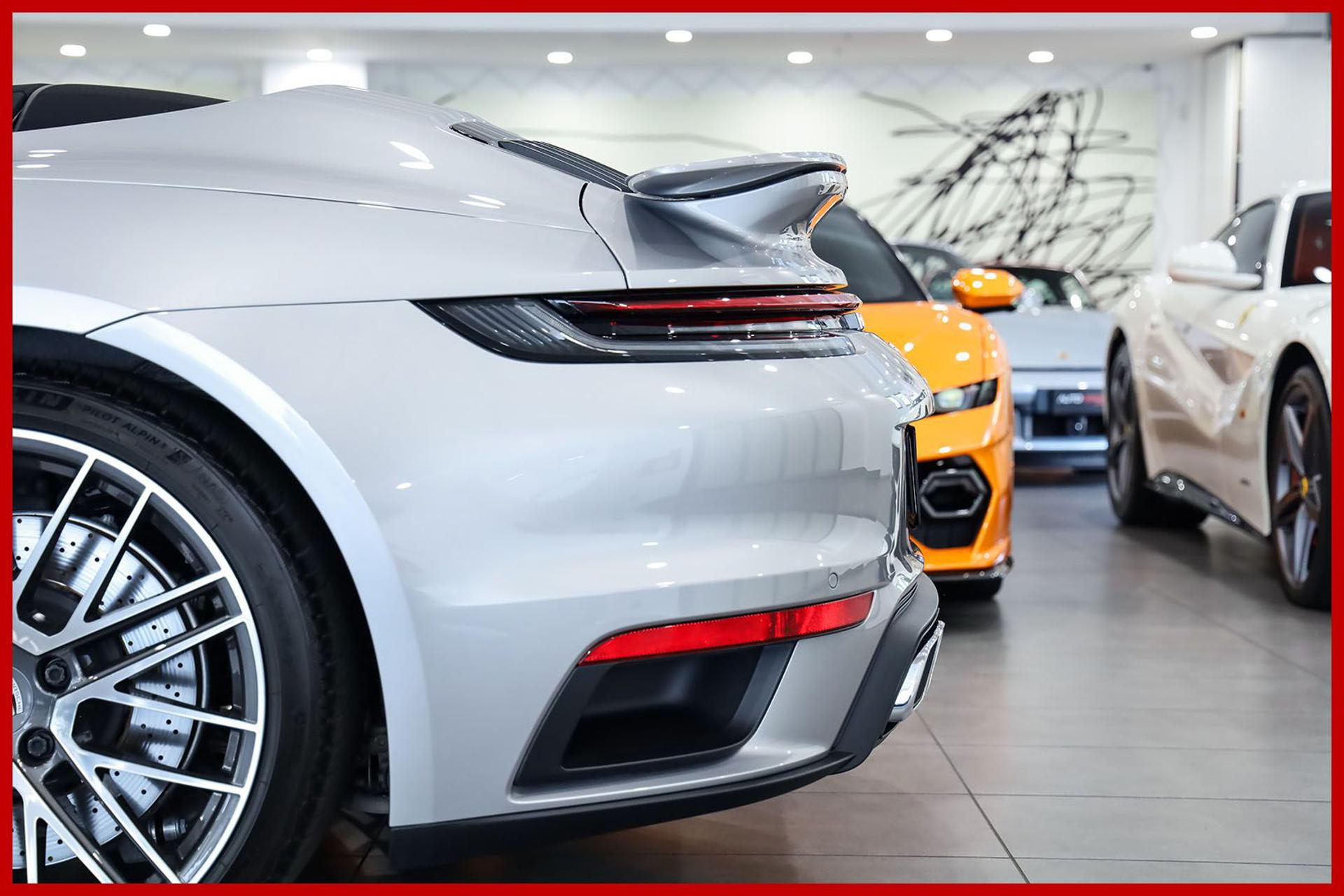 PORSCHE 992