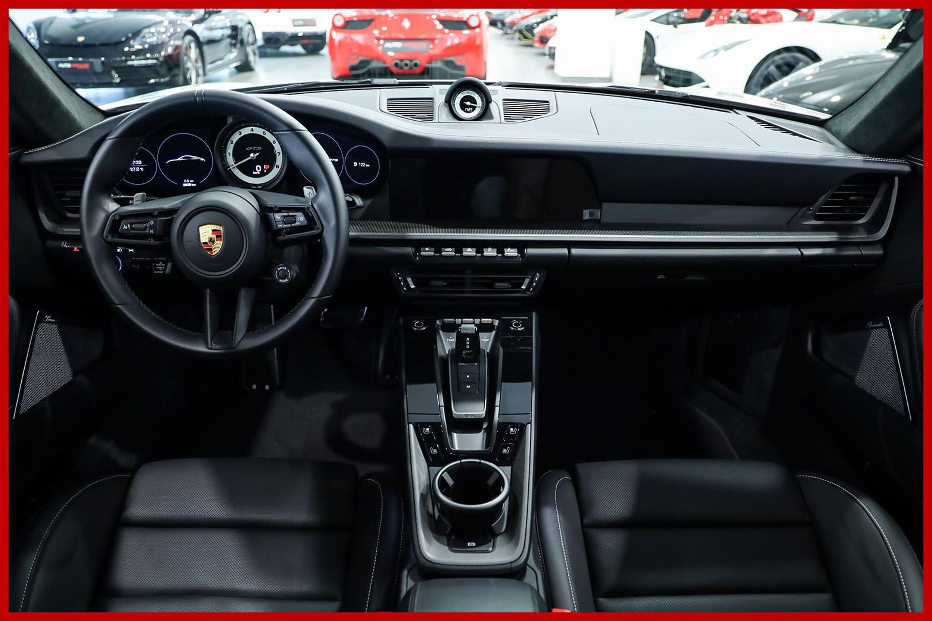 PORSCHE 992