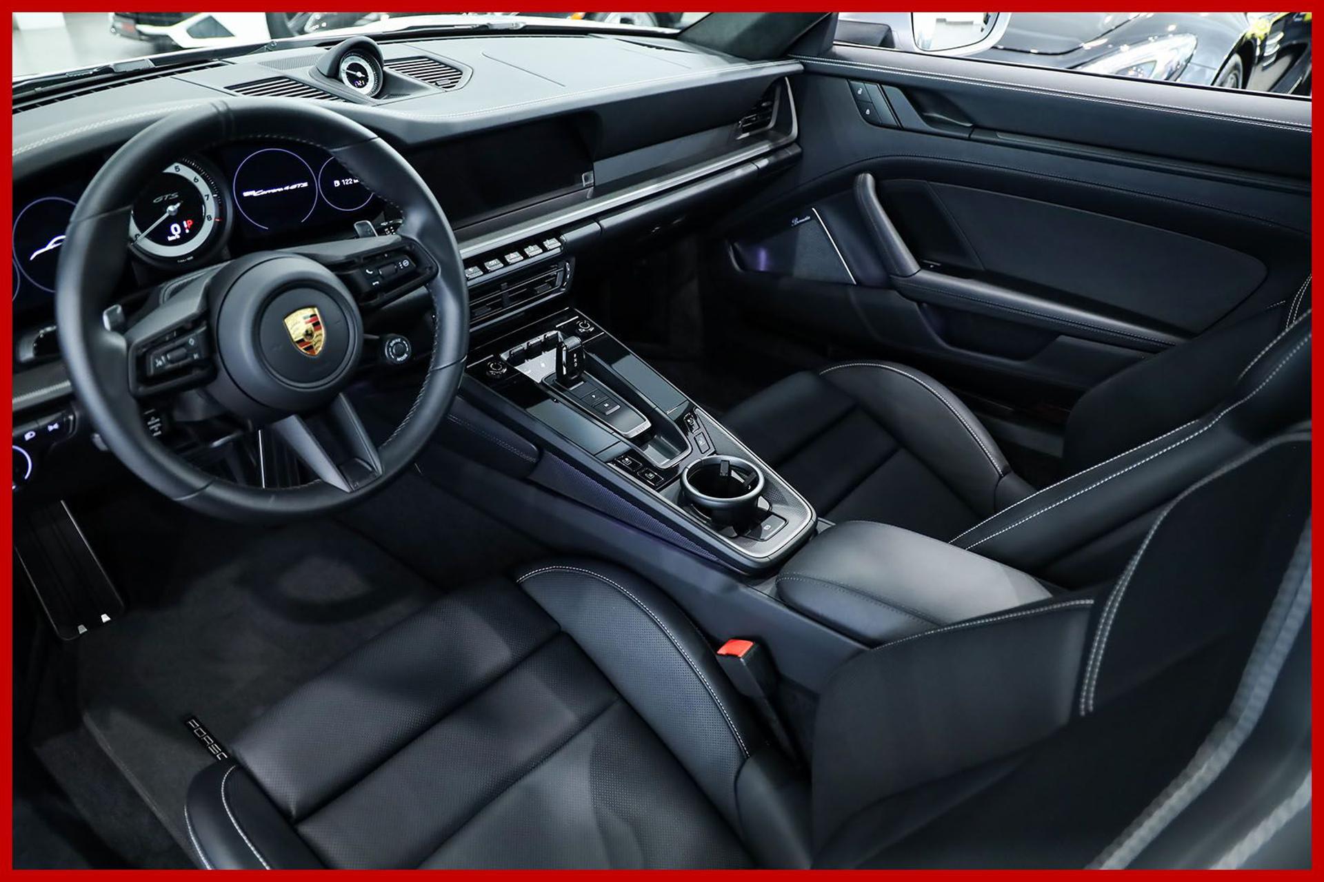 PORSCHE 992