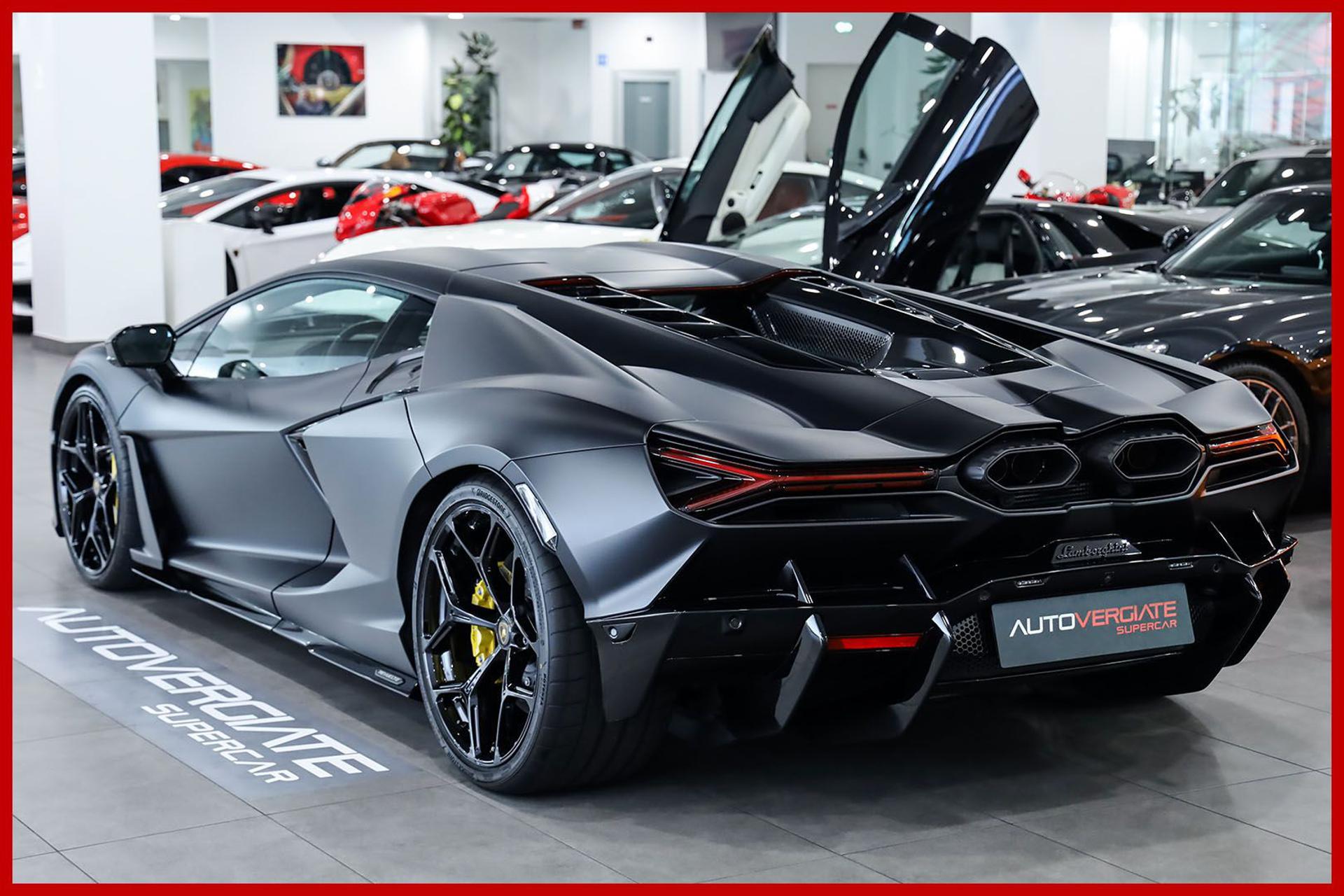 LAMBORGHINI Revuelto