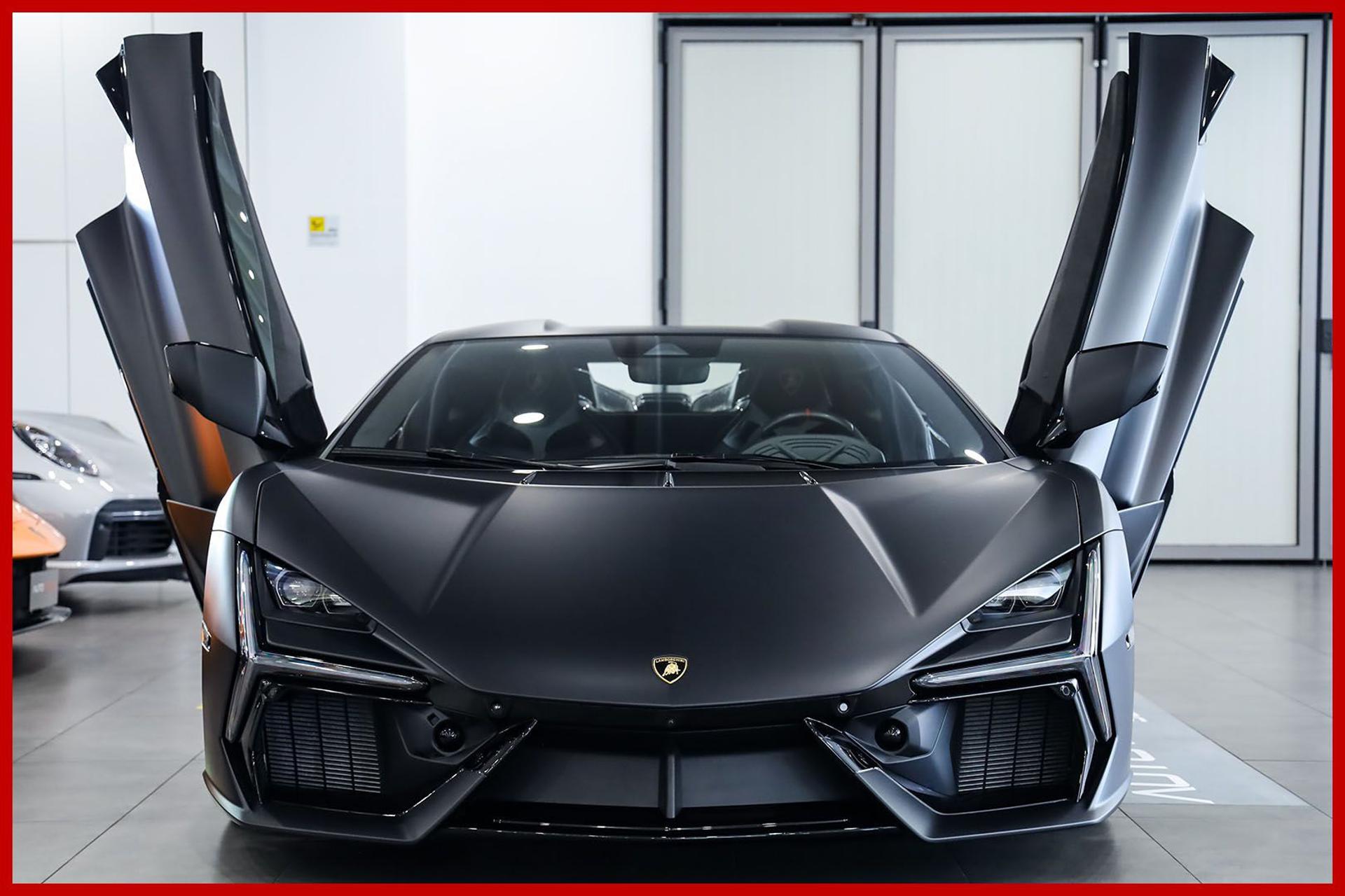 LAMBORGHINI Revuelto