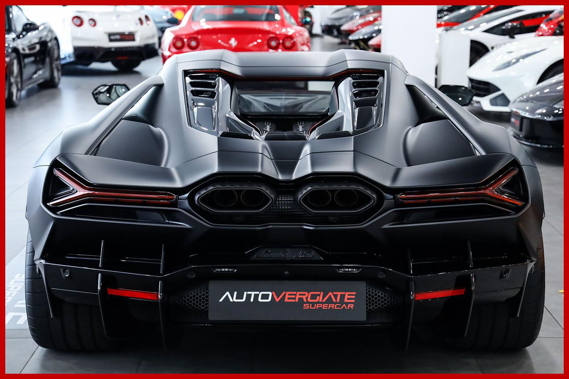 LAMBORGHINI Revuelto
