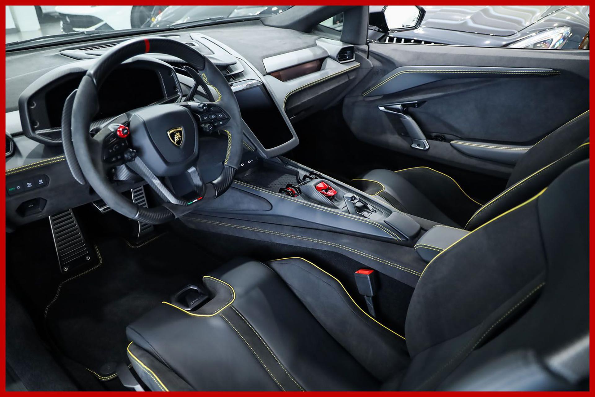 LAMBORGHINI Revuelto