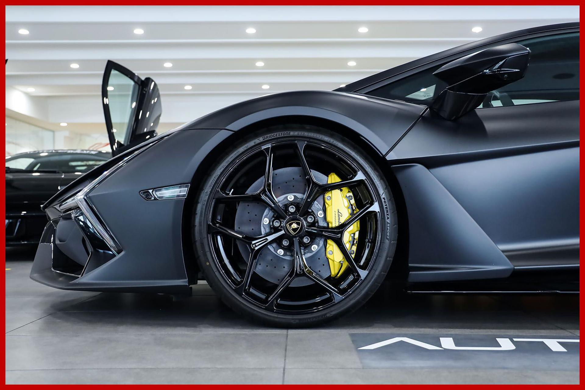 LAMBORGHINI Revuelto