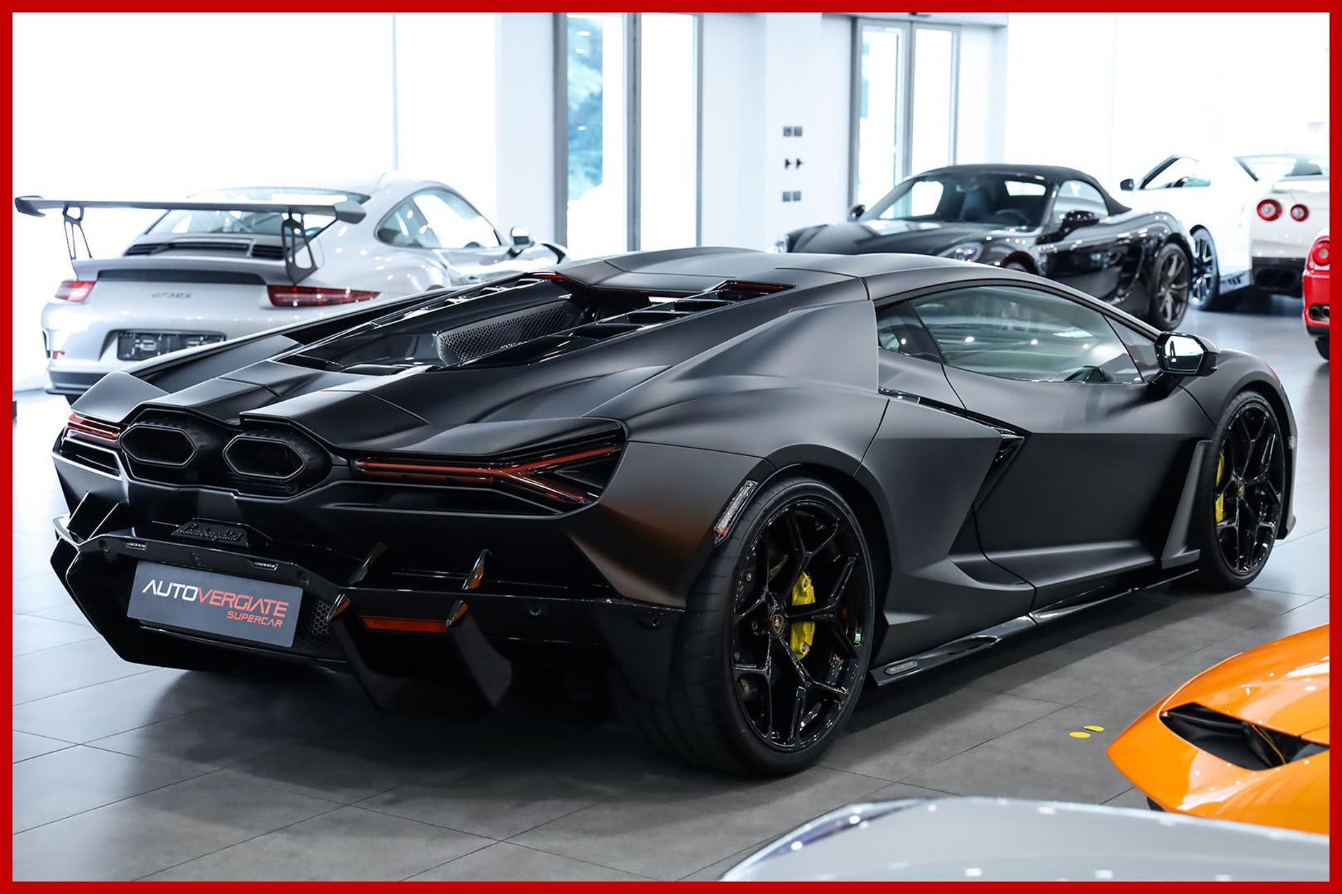 LAMBORGHINI Revuelto