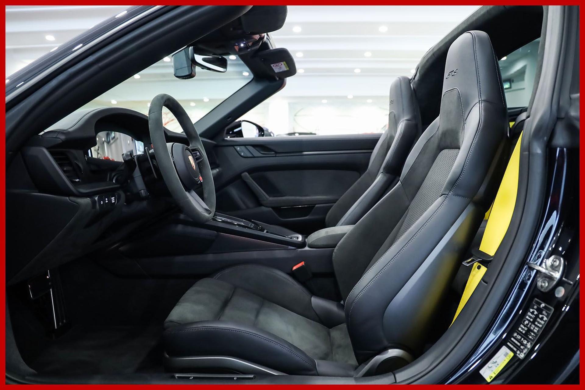 PORSCHE 992