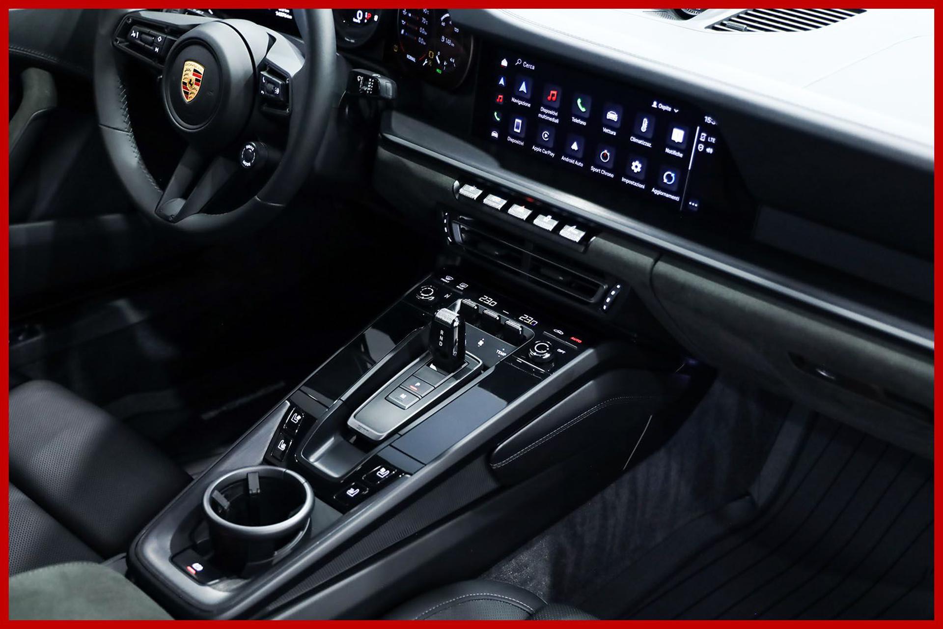 PORSCHE 992