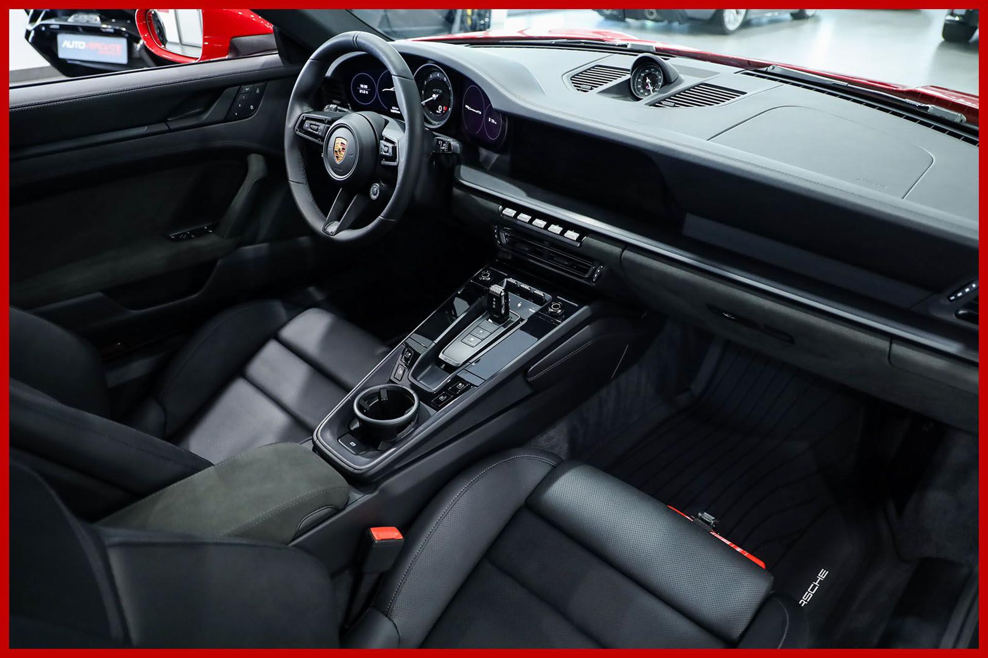 PORSCHE 992