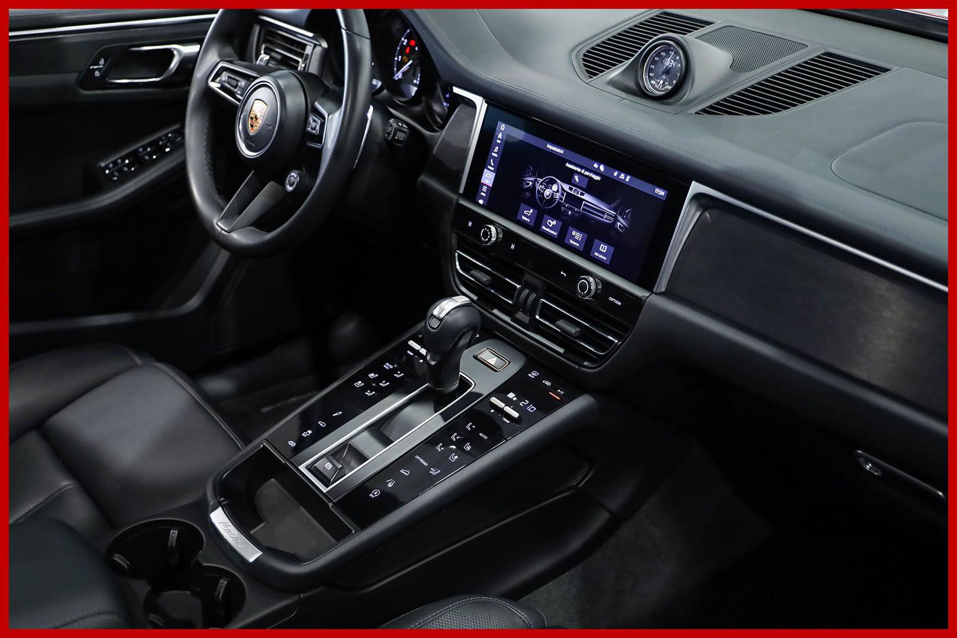 PORSCHE Macan