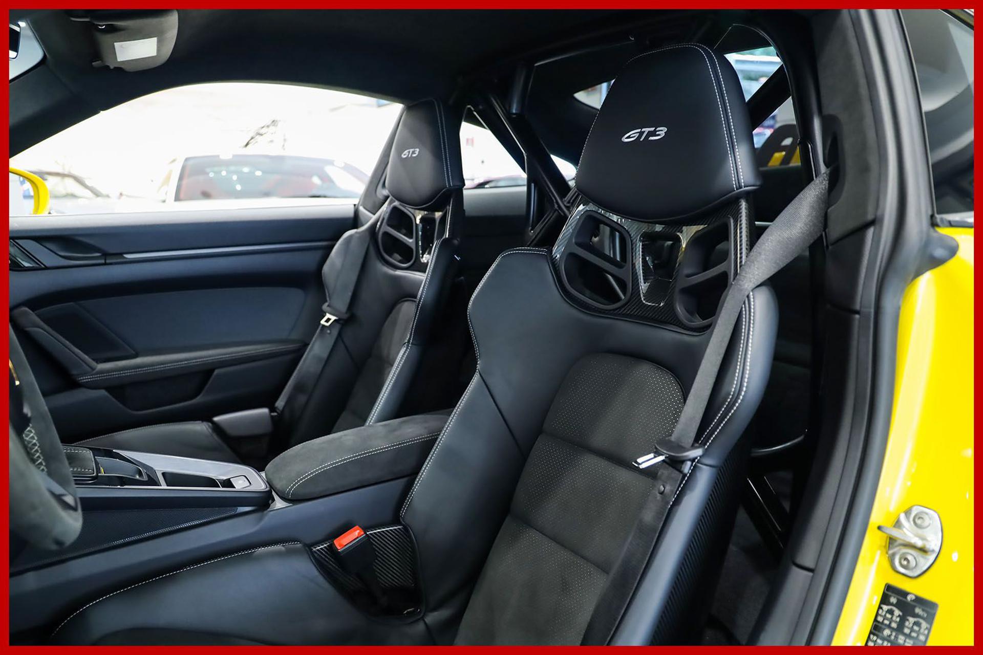 PORSCHE 992