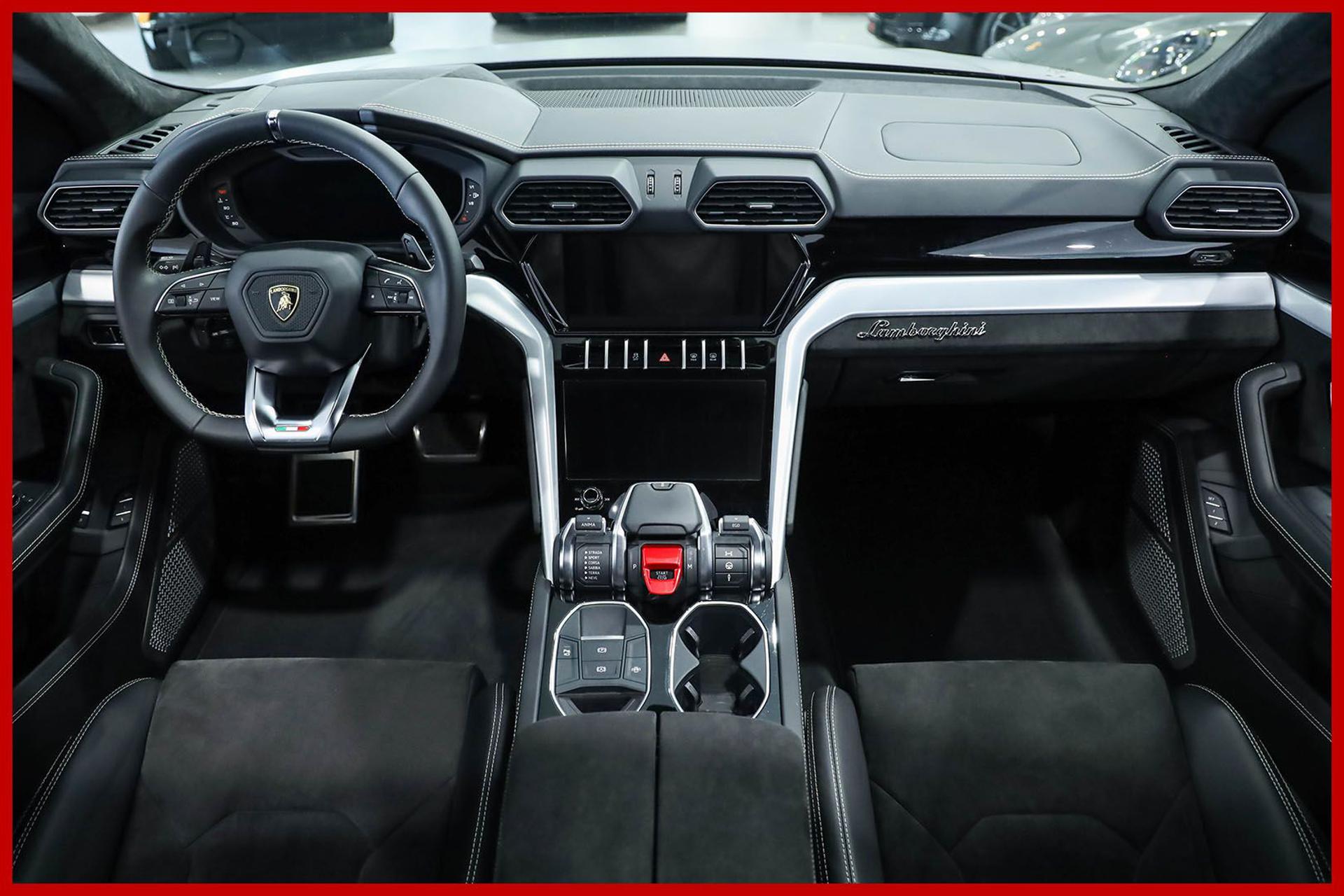 LAMBORGHINI Urus